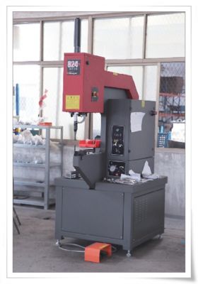 Pressure riveting machine